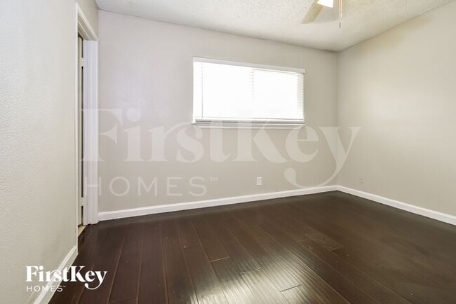 Building Photo - 921 Palmhurst Dr