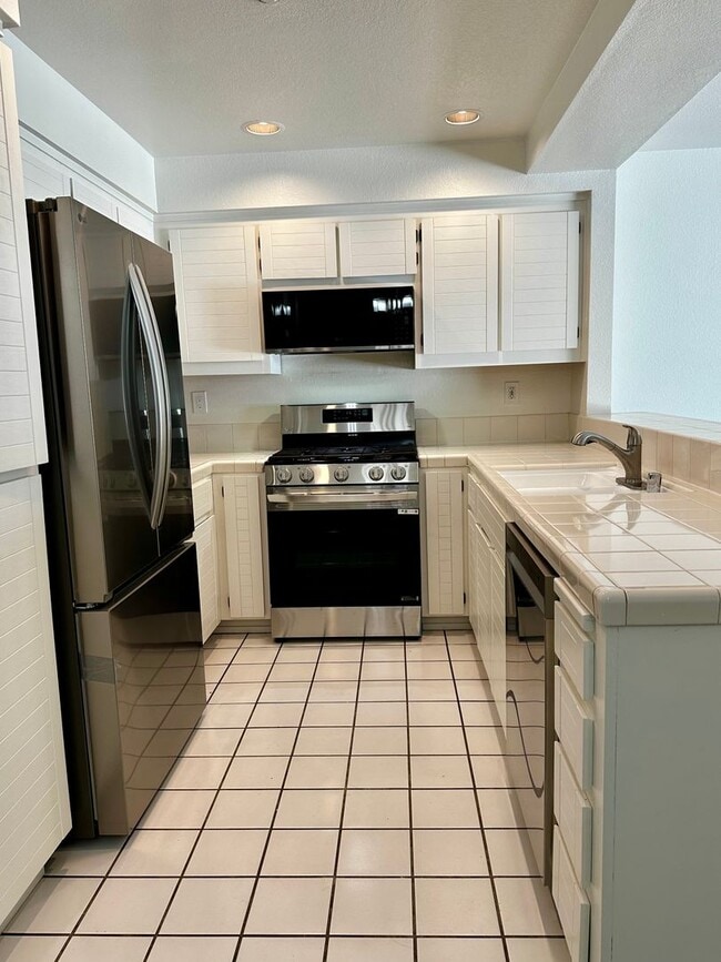 Building Photo - Townhouse Located in Santa Teresa with New...