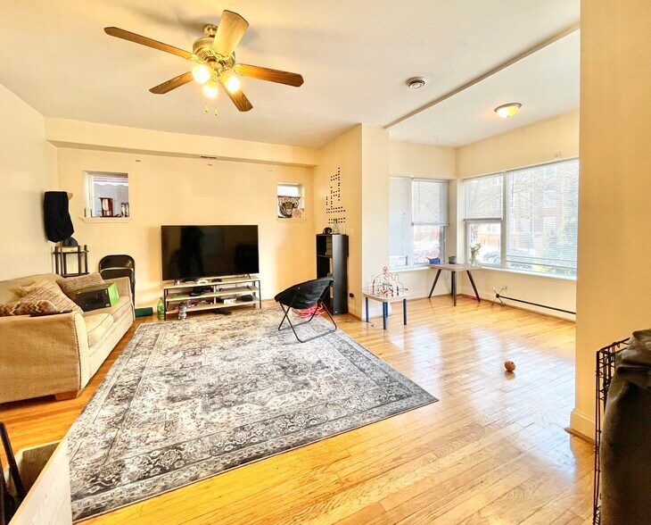 Building Photo - 4831 N Sawyer Ave