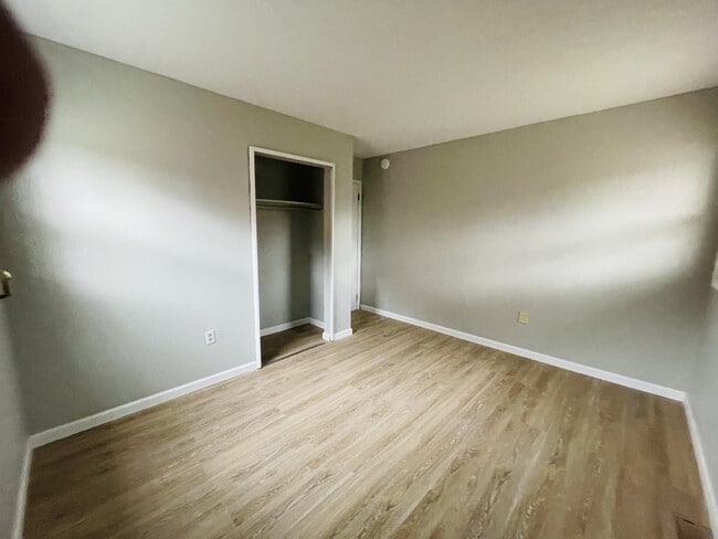 Building Photo - 1024 Plainview Dr