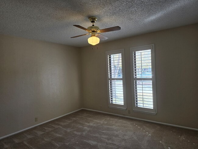 Building Photo - 6 Sunnygrove Dr