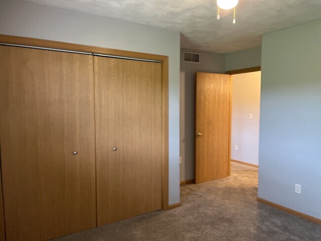 Building Photo - 3 Bedroom, 3 Bath Duplex in Greenville