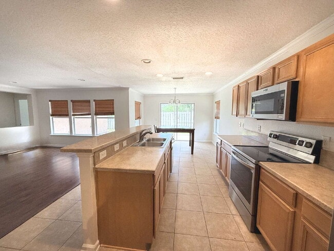 Building Photo - Samara Lakes Home with Fenced Yard