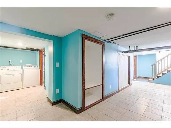 Building Photo - 2700 Irving Ave N