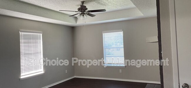 Building Photo - 1000 Meadow Cir N