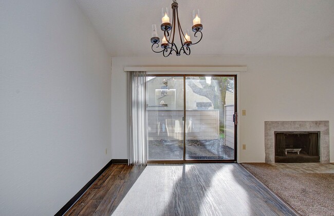 Building Photo - WELL MAINTAINED 2 BR, 2 BA TOWNHOME BY VAN MALL AREA!