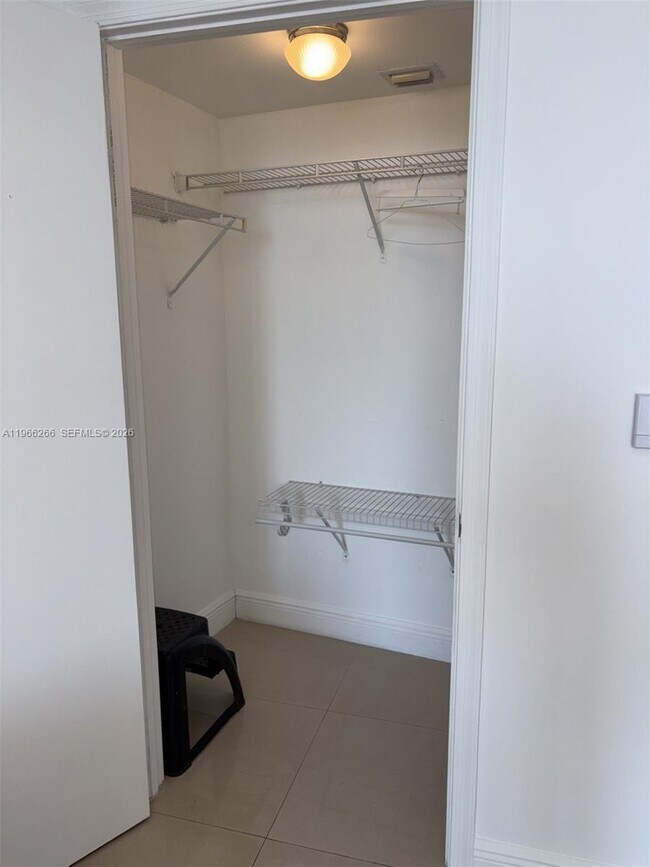 Building Photo - 1750 N Bayshore Dr