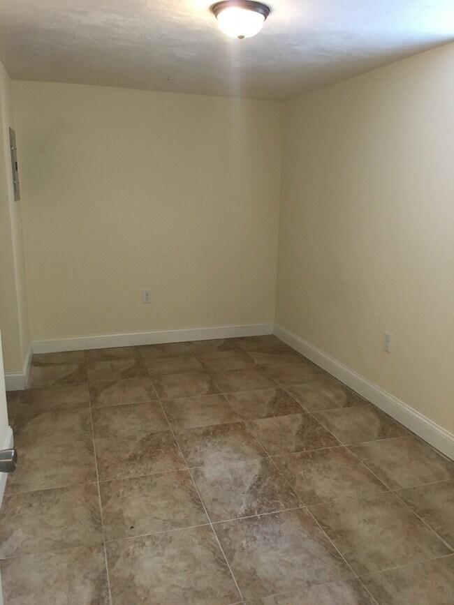 Building Photo - 423 Pawtucket St