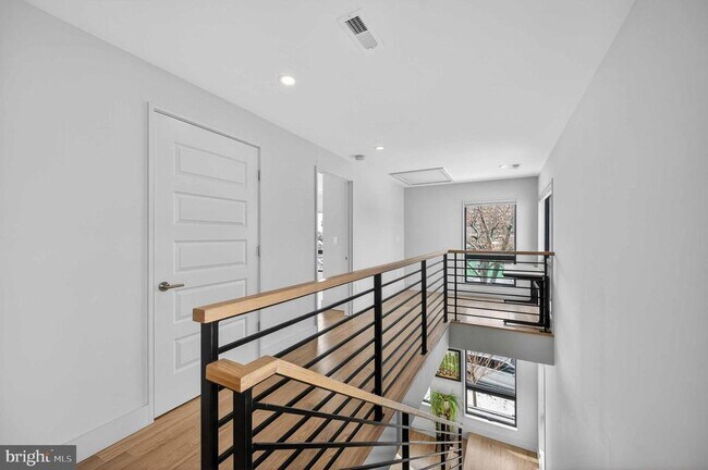 Building Photo - 911 S Oak St