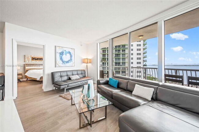 Building Photo - 1750 N Bayshore Dr