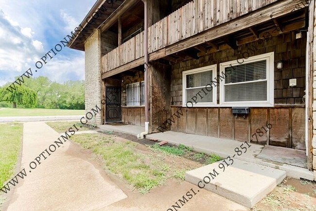 Building Photo - Spacious Townhome!