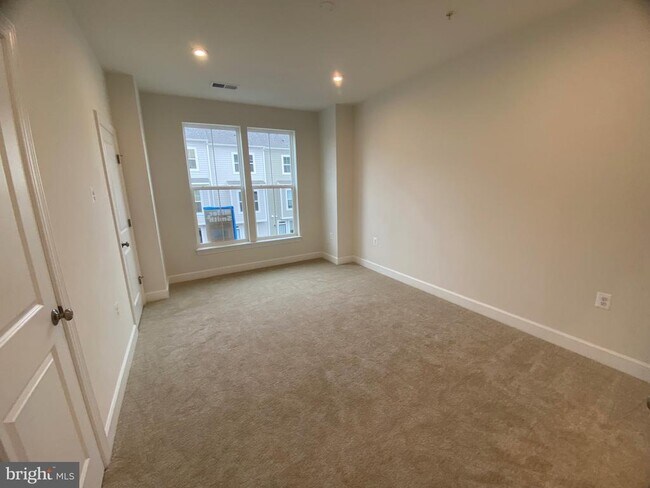 Building Photo - 600 Watermans Dr