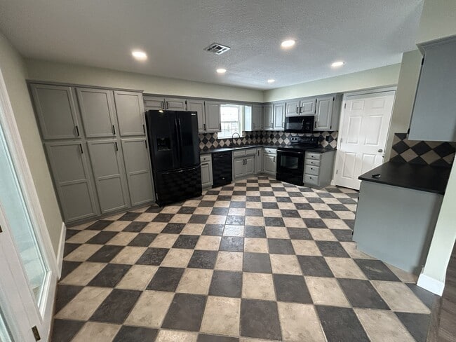 Building Photo - 2312 W Birch St