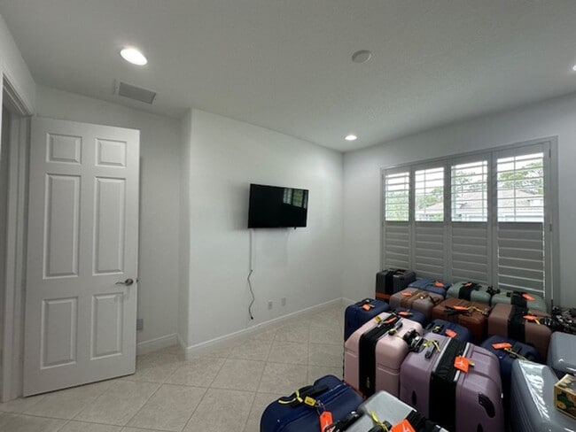 Building Photo - 8330 Summer Lake Dr SW