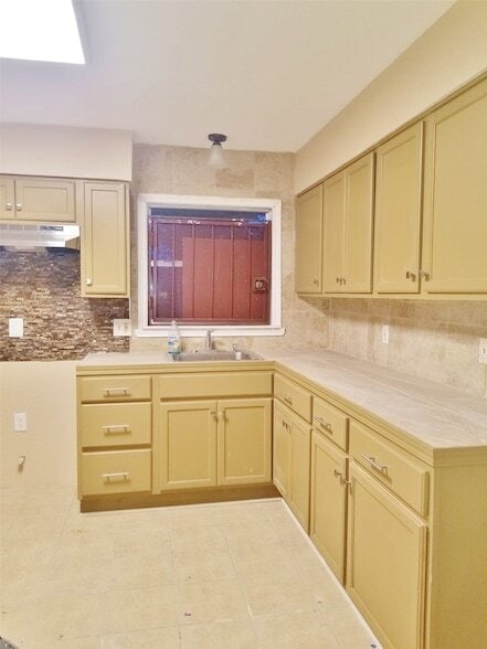 Building Photo - 12116 Hoblitzelle Dr