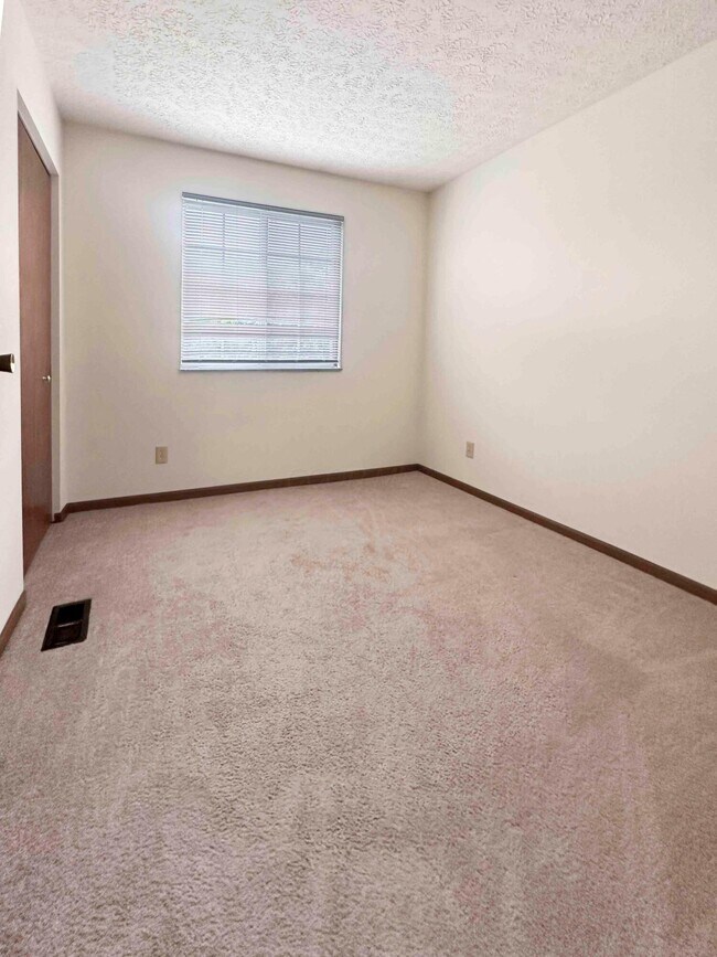 Building Photo - 7947 Schoolside Dr