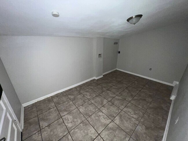 Building Photo - Charming 3BR Rental Featuring Granite Counters & Gas Range