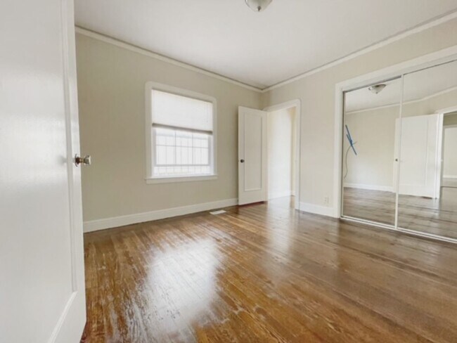 Building Photo - 3Bedrooms 2Baths In a Quiet Area W/Detached Garage/Hook Ups