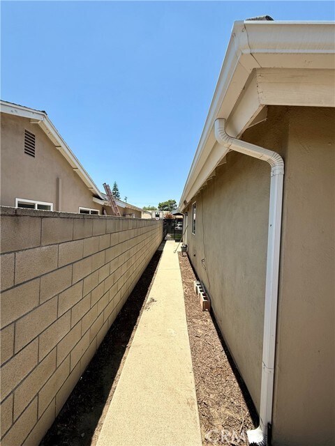 Building Photo - 906 N Sacramento Ave