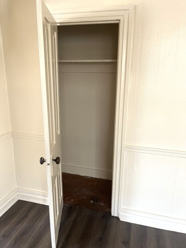 Building Photo - Second-Floor 2 Bedroom / 1 Bathroom Apartm...