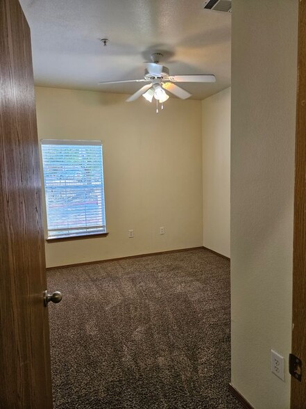 Building Photo - 1000 Diamond Dr