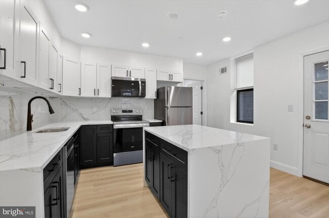 Building Photo - 712 N American St