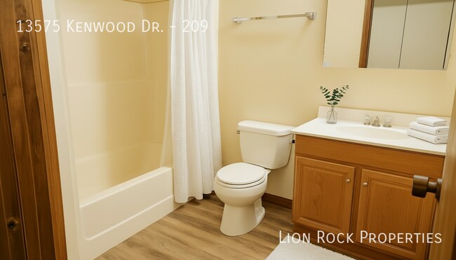 Building Photo - 13575 Kenwood Dr N