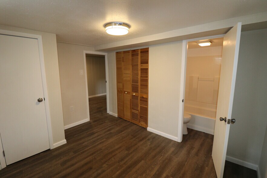 Building Photo - 3035 S Clermont Dr