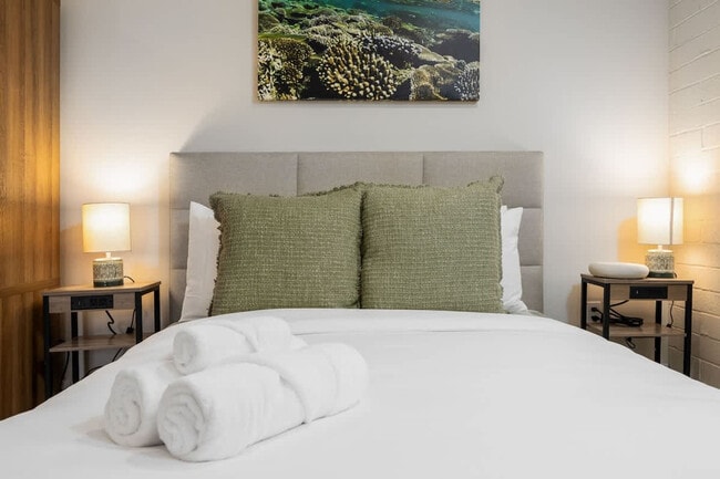 Building Photo - 4000 Highland Dr