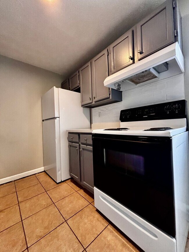 Building Photo - A Fresh Start: Renovated 2-Bedroom in Serene Englewood with Washer/Dryer Hookups!