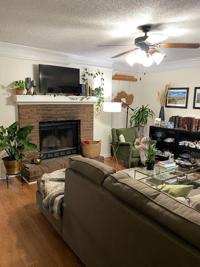 Building Photo - Stunning 2 bed, 2.5 bath townhouse just off the Oconee Connector