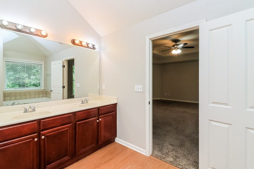 Building Photo - 4173 Kenwood Trail