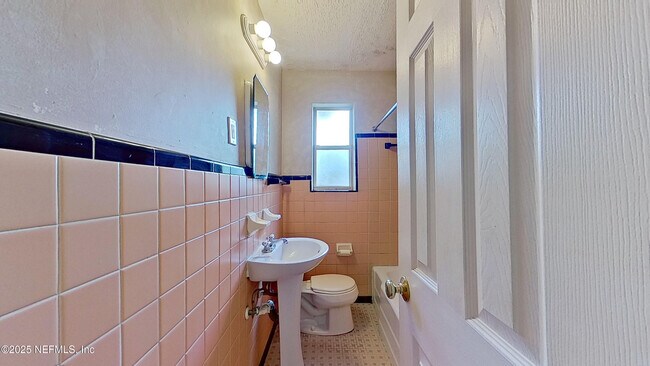 Building Photo - 828 Acosta St