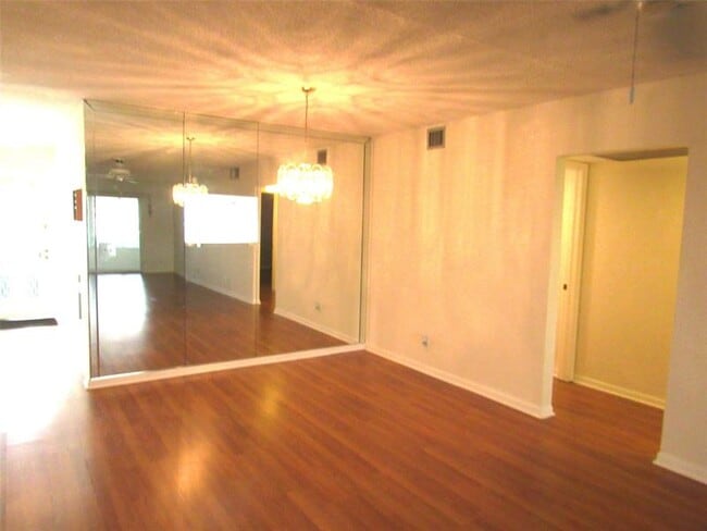 Building Photo - 2804 Victoria Way