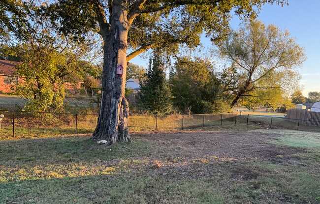 Building Photo - 1216 W Duncan Rd