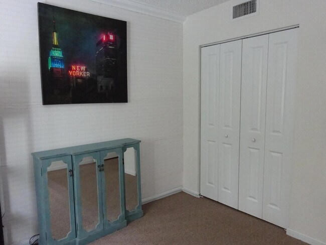 Building Photo - 2660 NE 8th Ave