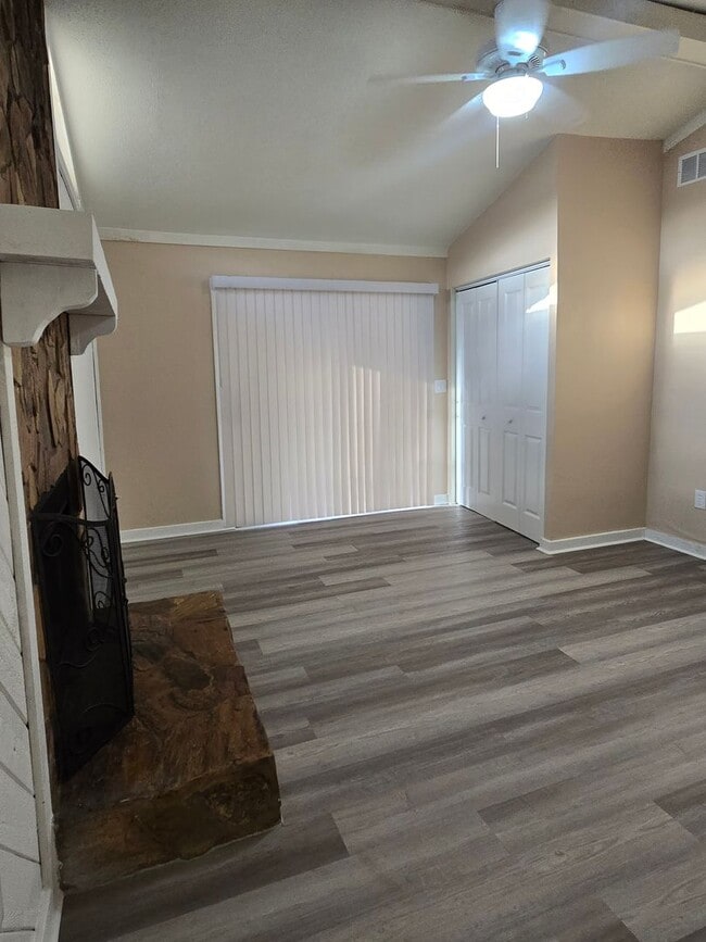 Building Photo - 1001 N Bracewell Dr