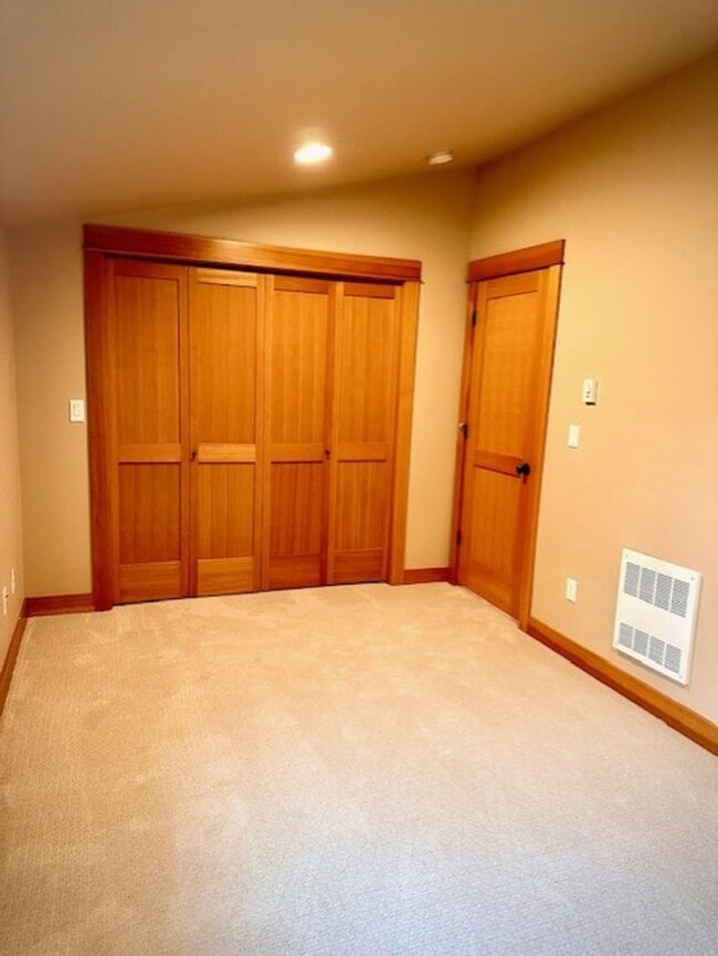 Building Photo - West Seattle Townhouse, Location Location ...
