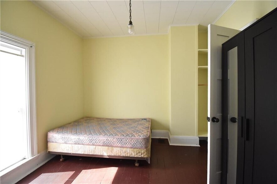 Building Photo - 65 Temple St