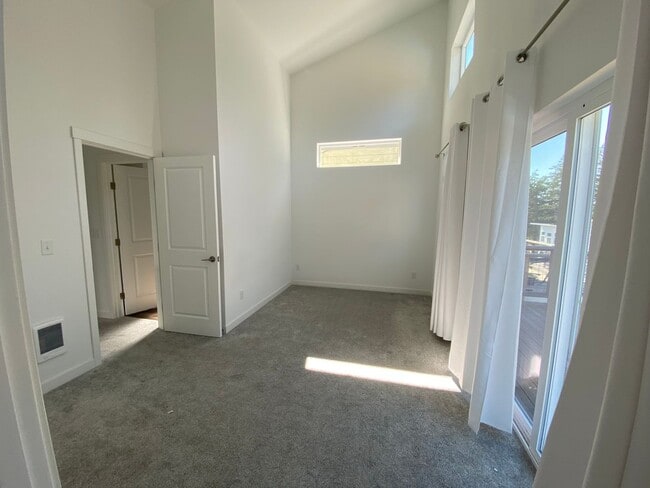 Building Photo - 3 Bedroom Close to Town