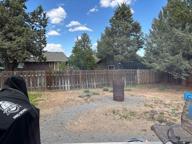 Building Photo - Spacious 3BR/2BA Home in Bend with Vaulted...