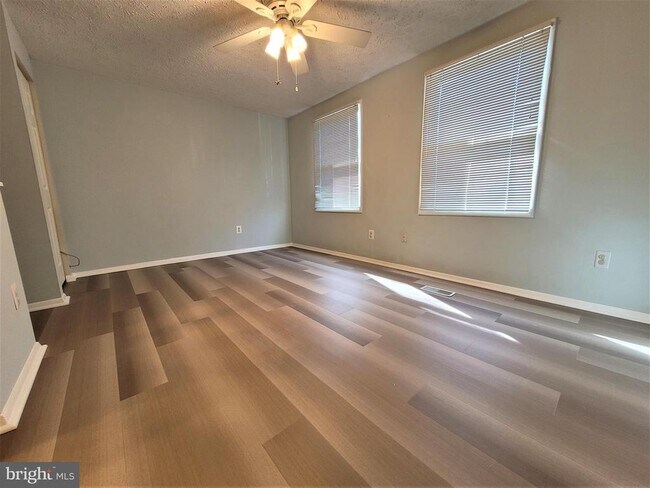 Building Photo - 8072 Grandview Ct