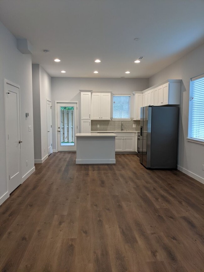 Building Photo - Black Mountain Townhouse Rental