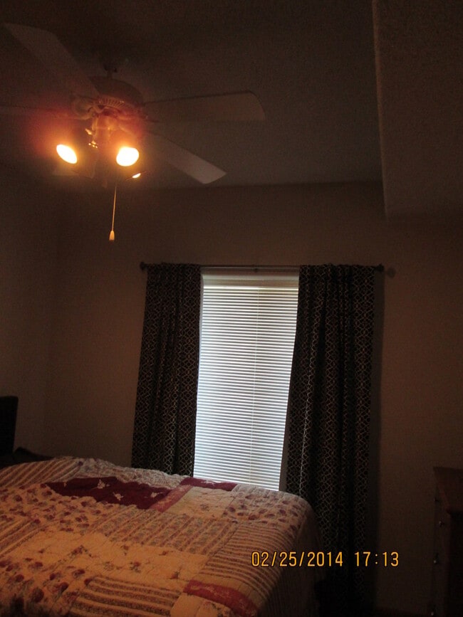 Building Photo - AVAILABLE NOW!!!  2 Bedroom Condo in amazi...