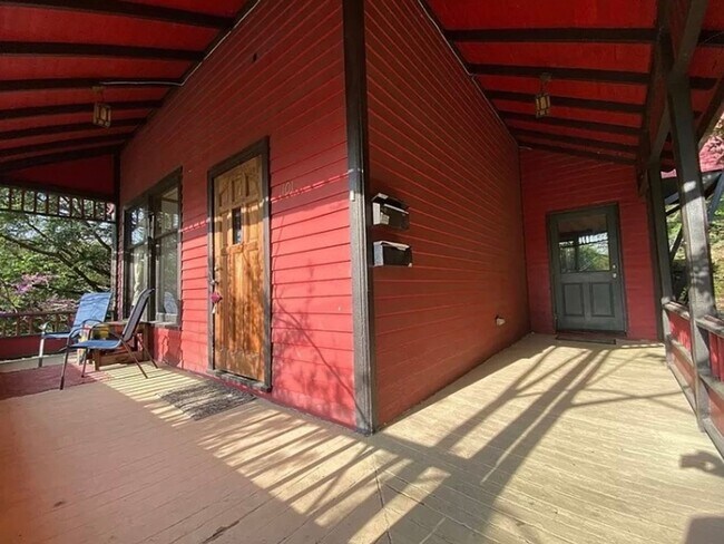 Building Photo - 3 bedrooms home in downtown