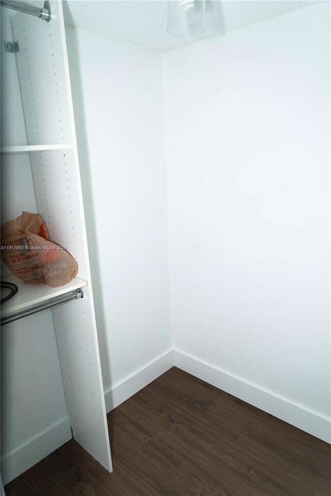 Building Photo - 105 Lake Emerald Dr