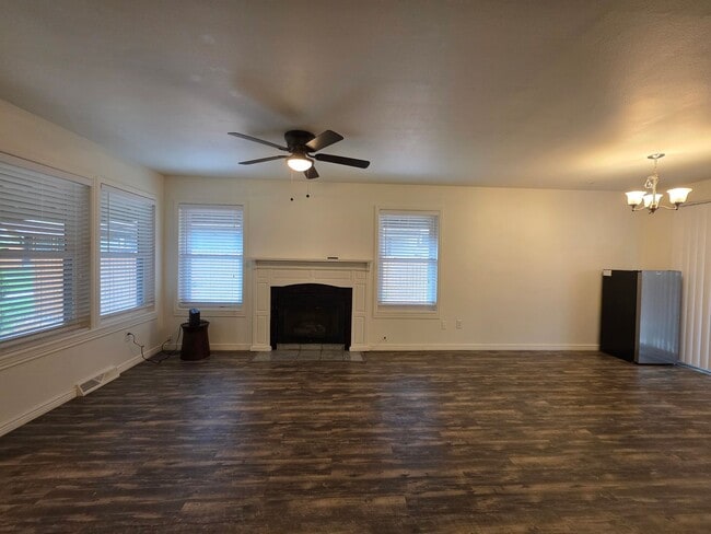 Building Photo - Massive 5 Bedroom Townhouse in Aurora