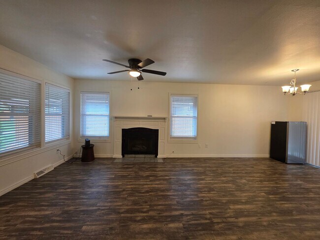 Building Photo - !!NEW PRICE DROP!! Massive 5 Bedroom Townh...