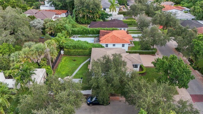 Building Photo - 924 El Rado St