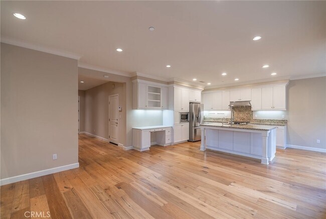 Building Photo - 104 Pendant